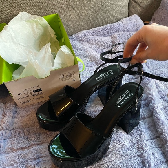 New in box heeled retro sandles - Picture 3 of 5